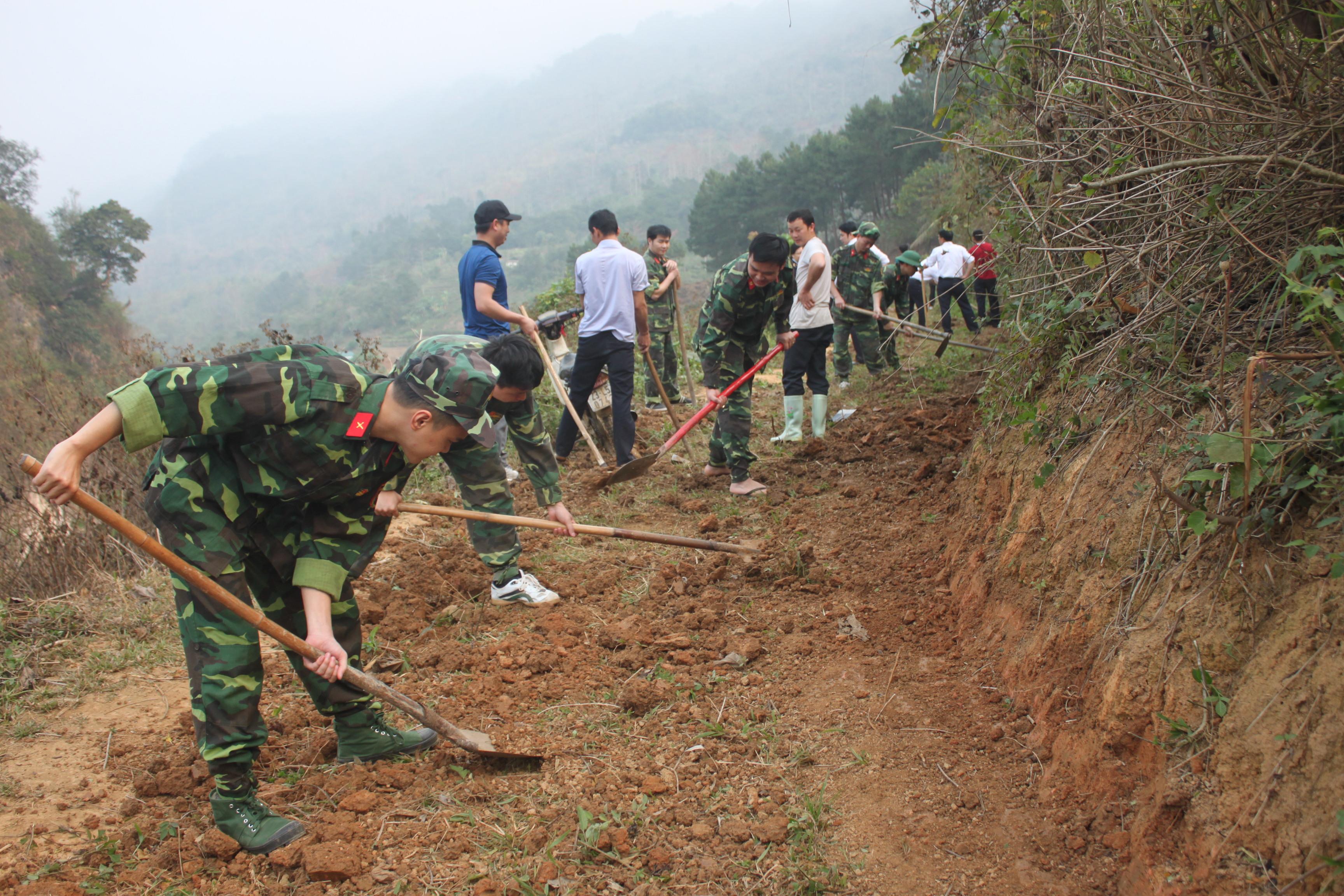 Con đường nặng nghĩa quân dân